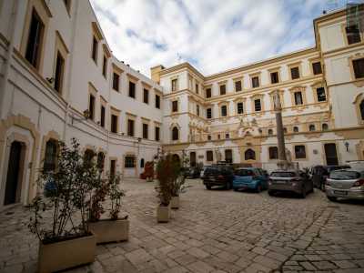 Restiamo comunque incantati dalla bianca facciata dell�immobile impreziosita dalla ricchezza degli stucchi e decori color ocra. L�architettura barocca della struttura...